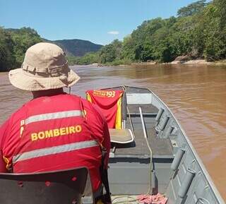 Bombeiros utilizam barcos nas buscas pelo Rio Aquidauana (Foto: Divulgação)