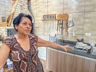 Nilza Corrêa de Campos mostra a cozinha onde inventa as receitas (Foto: Marcos Maluf)