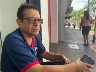 João Batista usa IA pelo celular e não tem medo das tecnologias ocuparem o lugar do homem (Foto: Marcos Maluf)