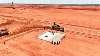 No local, 1.800 homens trabalham de forma incessante na terraplanagem da planta industrial (Foto: Arauco)