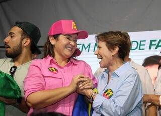 Prefeita Adriane Lopes ao lado da senador Tereza Cristina comemorando a vitória em Campo Grande (Foto: Osmar Veiga/Arquivo)