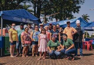 Dona Terezinha e sua família, em frente à barraca de caldo-de-cana na feira de Rio Brilhante (Foto: Jefferson Duarte)