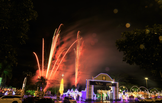 Momentos com fogos de artifício na Cidade do Natal, em Campo Grande. (Foto: Divulgação/PMCG)