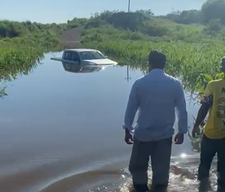 Walker olhando a caminhonete submersa no Rio Negro (Foto: Arquivo Pessoal)