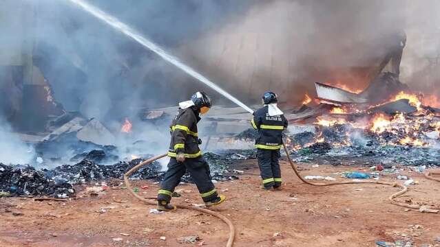 &quot;Estamos sem acreditar&quot;, diz trabalhadora de reciclagem ap&oacute;s inc&ecirc;ndio 