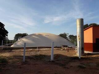 Biodigestor instalado em granja de suínos para a produção de biogás e fertilizante