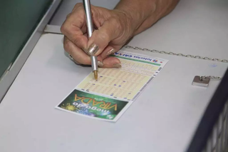 Apostador registra volante em lotérica de Campo Grande. (Foto: Arquivo/Alex Machado)