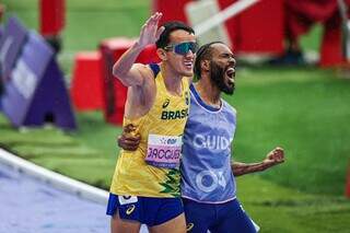 Yeltsin Jacques comemorando a conquista da medalha de ouro em Paris (Foto: Wander Roberto/CPB)