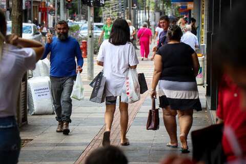 Lojas e supermercados fecham mais cedo hoje; veja os horários