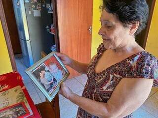 Nilza Corrêa Fonseca segura fotografia da irmã, Ramona (Foto: Marcos Maluf)