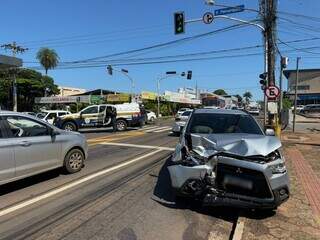 Carro danificado após acidente na Rua Ceará na manhã desta terça-feira (Foto: Gabi Cenciarelli)