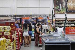 Fila vazia nos caixas de mercado de bairro, no Tiradentes (Foto: Paulo Francis).