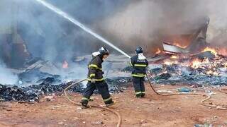 Mesmo com o trabalho dos bombeiros, o material foi rapidamente consumido pelo fogo (Foto: Diego Oliveira/Cenário MS)