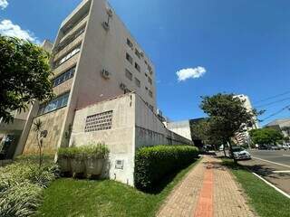 Prédio onde homem ficou pendurado no Centro da Capital (Foto: Marcos Maluf)