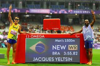 Yeltsin comemorando o recorde mundial nos 1.500 metros (Foto: Silvio Avila/CPB)