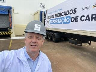 Secretário de Estado de Meio Ambiente, Desenvolvimento, Ciência, Tecnologia e Inovação de Mato Grosso do Sul, Jaime Verruck, ao lado de caminhão que exportou carne para China (Foto: Arquivo pessoal)