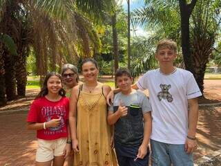 A enfermeira Rafaelle ao lado de sua família. (Foto: Gabi Cenciarelli)