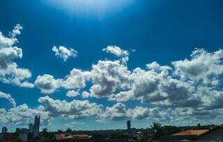 Sol com algumas nuvens no Vivendas do Bosque, na Capital (Foto: Simão Nogueira)