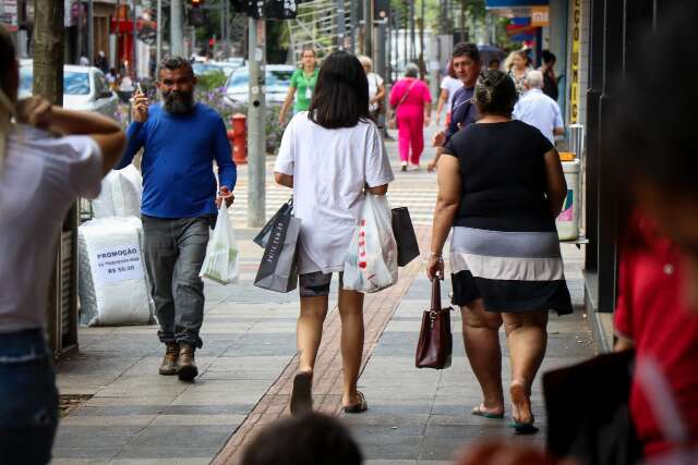 Lojas e supermercados fecham mais cedo hoje; veja os hor&aacute;rios