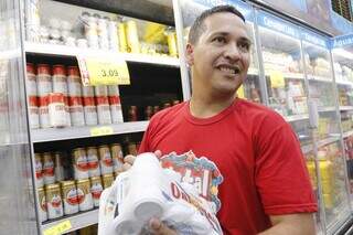 Rogério de Souza, 42 anos, abastecendo cervejas em supermercado (Foto: Paulo Francis)