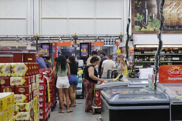 Mesmo &quot;atrasados&quot;, clientes v&atilde;o aos mercados da Capital e encontram poucas filas