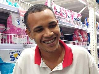 Cristian Rondon, 26 anos, repositor em um atacadista, vai aproveitar a folga pra repor energias (Foto: Paulo Francis)