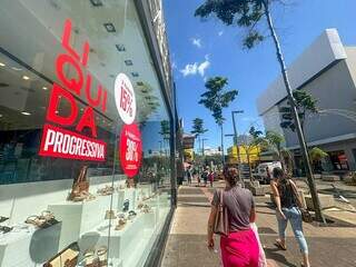 Lojas do Centro de Campo Grande já preparam temporada de liquidação (Foto: Marcos Maluf)