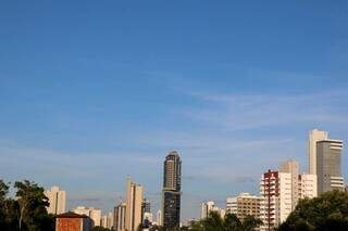 Céu claro nesta manhã em Campo Grande (Foto: Henrique Kawaminami)