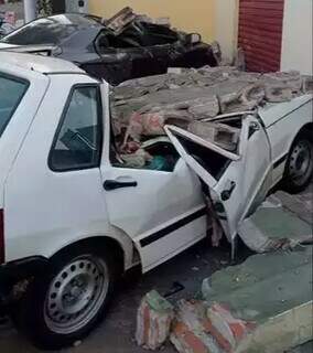 Muro caiu sobre os carros, que ficaram com a parte frontal destruída (Foto: O Pantaneiro)