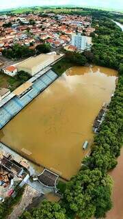 Estádio em Tietê alagado depois das fortes chuvas em SP (Foto: Reproduçaõ)