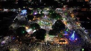 Com sertanejo e fogos, virada reuniu cerca de 30 mil pessoas em pra&ccedil;a de Bonito