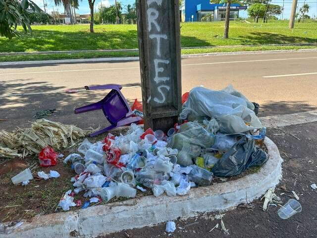 Ponto tur&iacute;stico, Afonso Pena amanhece cheia de lixo dos &ldquo;porcalh&otilde;es da virada&rdquo;