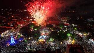 Com sertanejo e fogos, virada reuniu cerca de 30 mil pessoas em pra&ccedil;a de Bonito