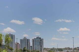 Dia começou com céu claro e calor em Campo Grande (Foto: Marcos Maluf)