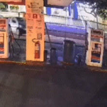 Carro é atingido em cruzamento, invade posto e derruba bomba de combustível