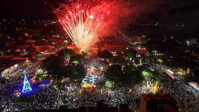 Com sertanejo e fogos, virada reuniu cerca de 30 mil pessoas em pra&ccedil;a de Bonito