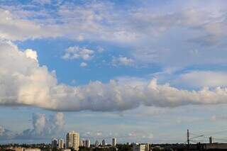 Céu de Campo Grande com algumas nuvens nesta manhã (Foto: Henrique Kawaminami)