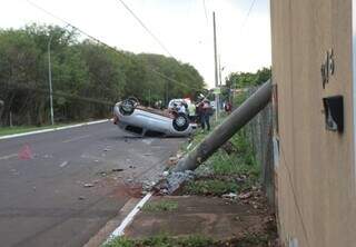 Renault Sandero colidiu no poste e depois capotou, na Avenida Georges Chaia, Vila Piratininga, no dia 11 de outubro (Foto: Paulo Francis)