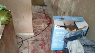 Marcas de sangue no piso da residência onde o crime aconteceu (Foto: Direto das Ruas)