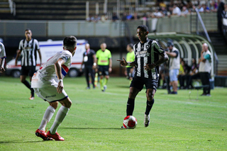 Jogadores disputam a posse da bola no gramado do torneio. (Foto: Henrique Lima/Botafogo)