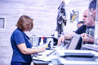 Recepcionista atende clientes no saguão de hotel da Capital. (Foto: Arquivo/Marithê do Céu)