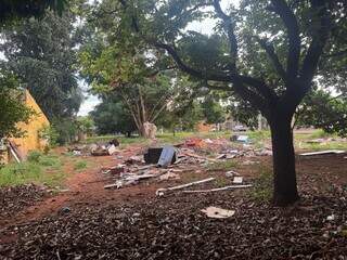 Terreno com lixo na Rua Arquiteto Alvaro Mancini, Bairro Aero Rancho (Foto: Direto das Ruas)