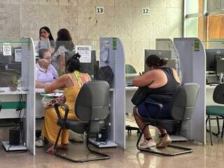 Mulheres são atendidas em agência de emprego na Capital (Foto: Marcos Maluf)