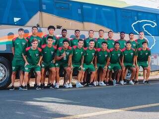 Operário Caarapoense antes de embarcar em ônibus (Foto: Divulgação) 