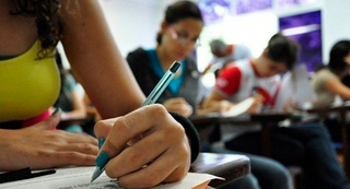 Estudante participa de avaliação dentro de universidade. (Foto: Tânia Rego/Agência Brasil)