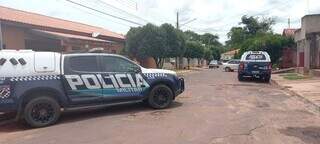 Viaturas da Polícia Militar em frente à casa de Marcos nesta quinta-feira (Foto: Sidney Assis)