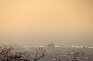 Céu de Corumbá encoberto de fumaça, no começo do mês de agosto (Foto: Henrique Kawamanami)