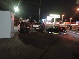 Chevrolet S10 tombou em cruzamento da Avenida Mascarenhas de Moraes com a Rua do Rosário. (Foto: Direto das Ruas)