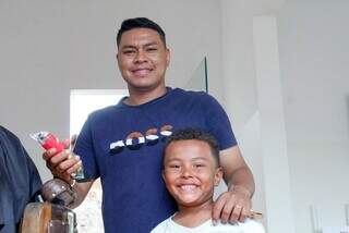 Barbeiro Arilson e o filho Otávio Henrique, de 6 anos (Foto: Juliano Almeida)