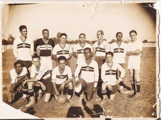 Belmar Fidalgo é o segundo atleta, da esquerda para direita, agachado; registro de 1935 (Foto: Acervo da Praça Esportiva Belmar Fidalgo)